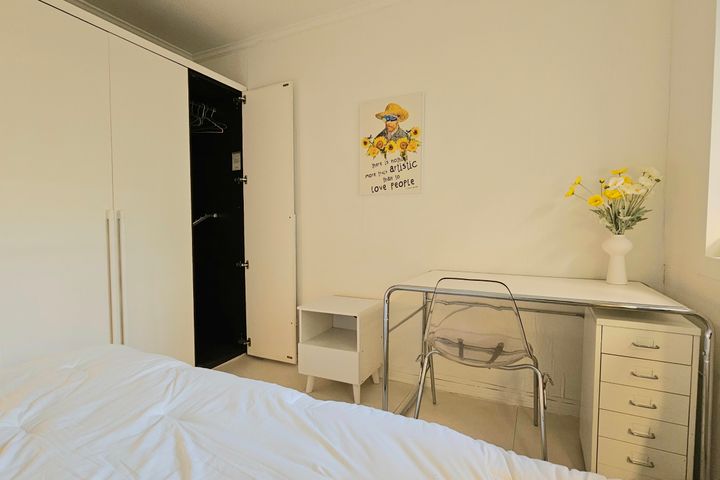 Middle Room B 8th image