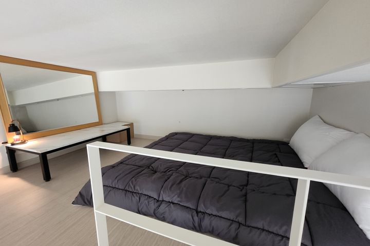 Right by the subway station. Spacious duplex 17th image