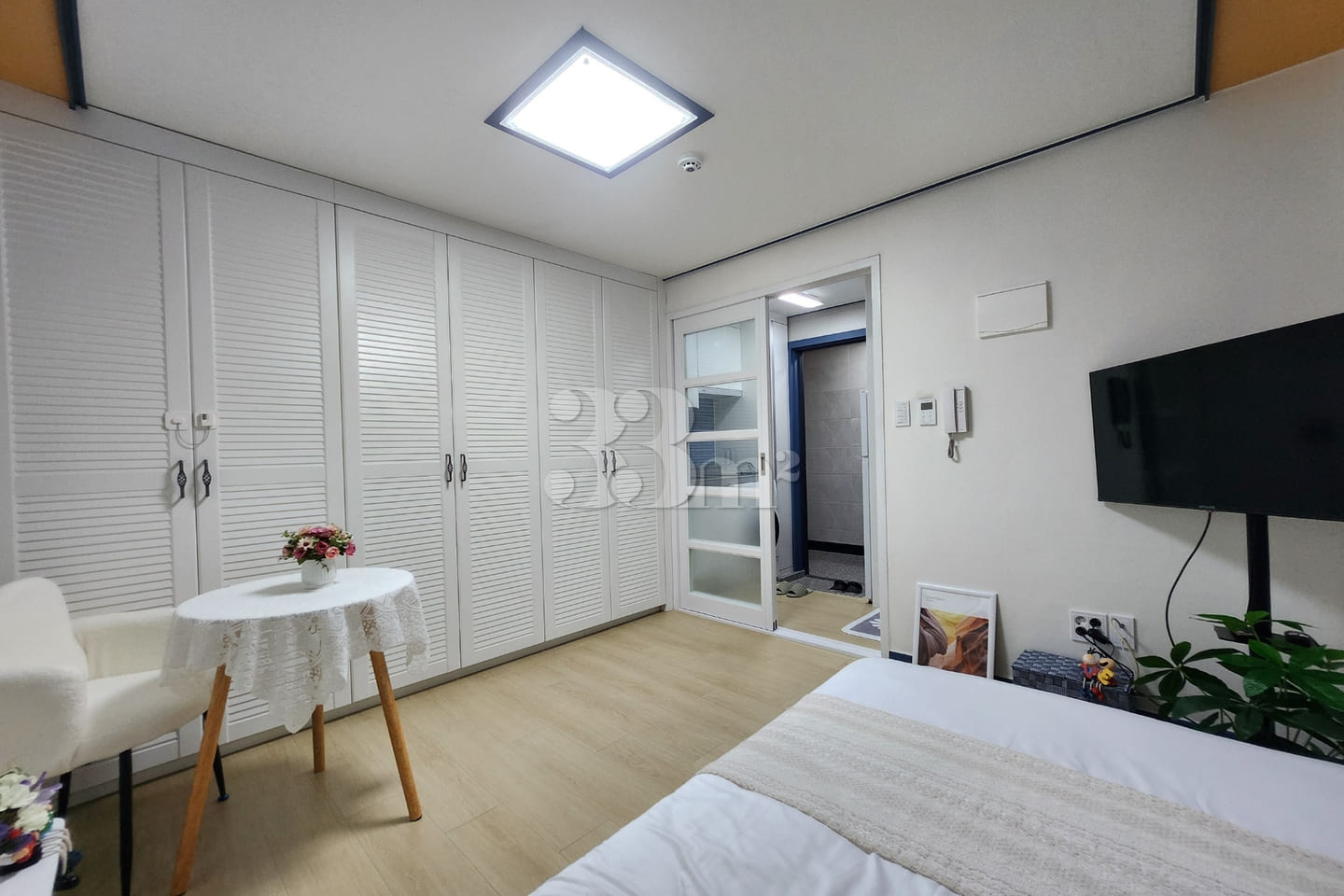 Room 203 0th image