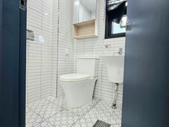A great house to live in near the subway stat 7th image