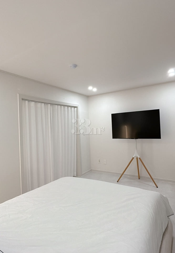 It's a clean, new house. 3th image