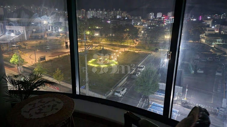 Luxury Room with Park View and Floor-to-Ceili 11th image