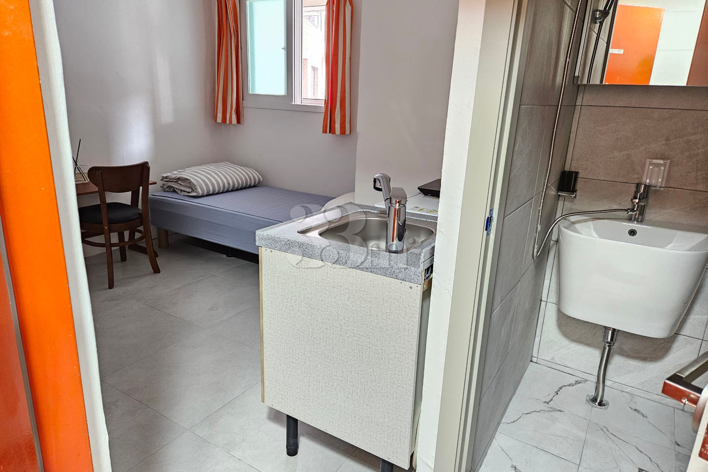 Clean studio apartment in a triple station ar 14th image