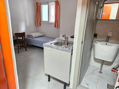 Clean studio apartment in a triple station ar 14th image