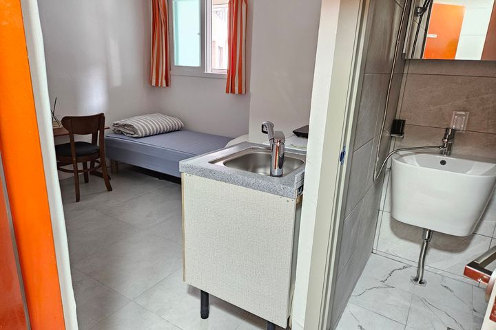 Clean studio apartment in a triple station ar 14th image