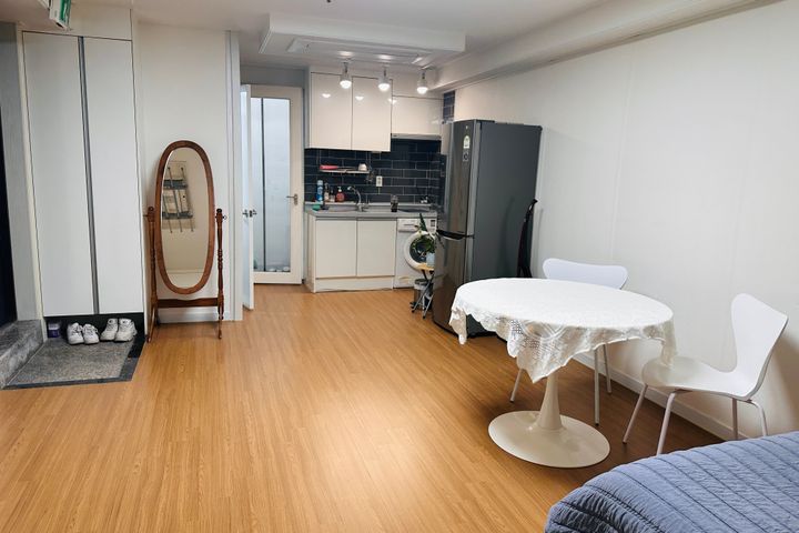Quiet studio apartment in the city center nea 2th image