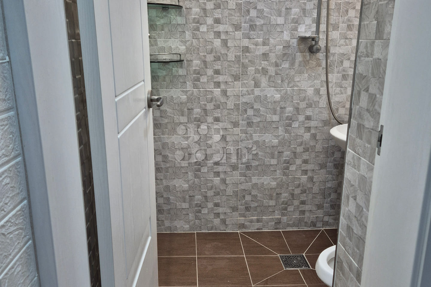 Pet-friendly, ceiling fan, queen-size bed, dr 14th image