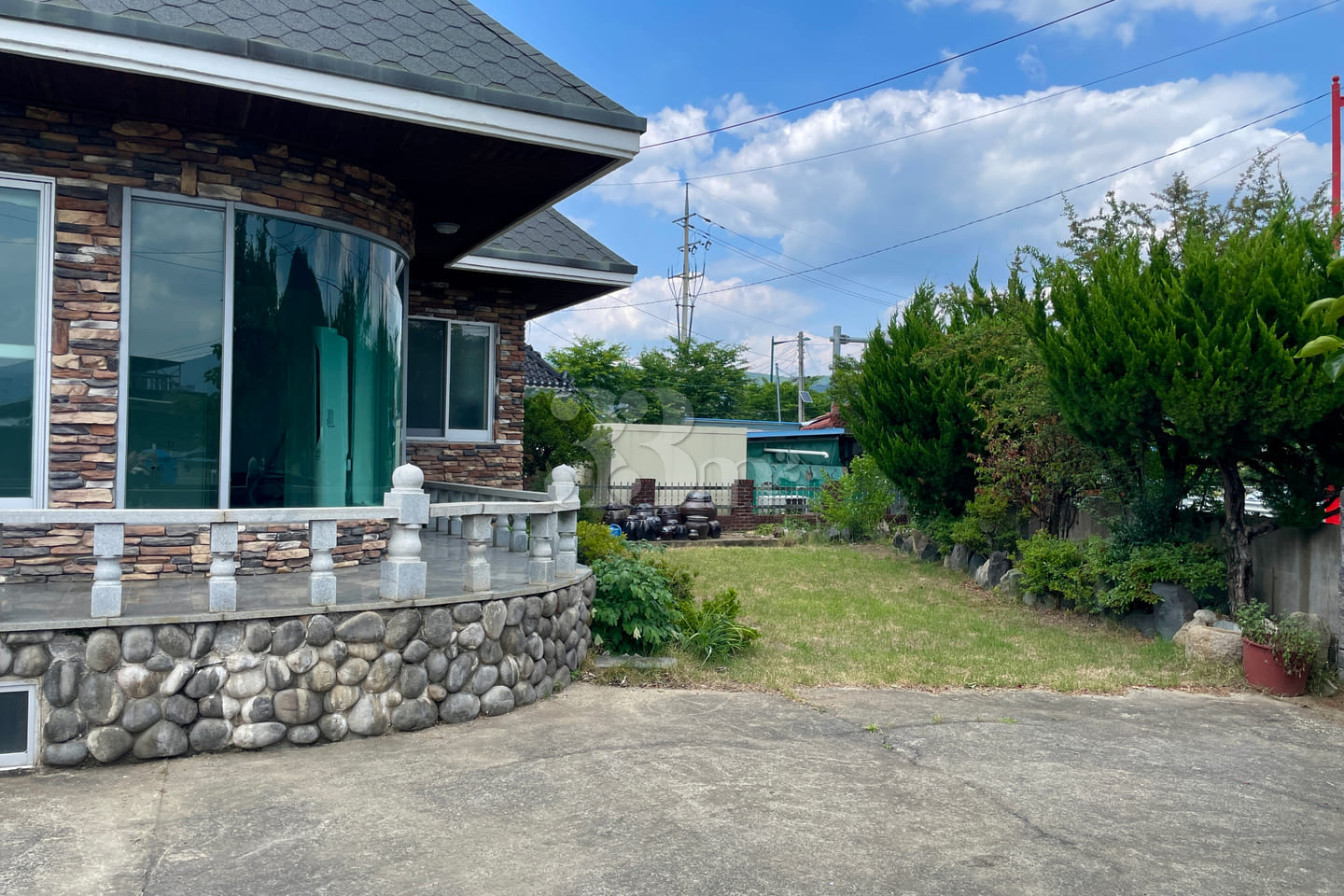 Private house with a lawn, dog-friendly 2th image