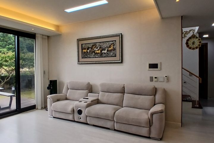 Three-bedroom detached house with a fireplace 10th image