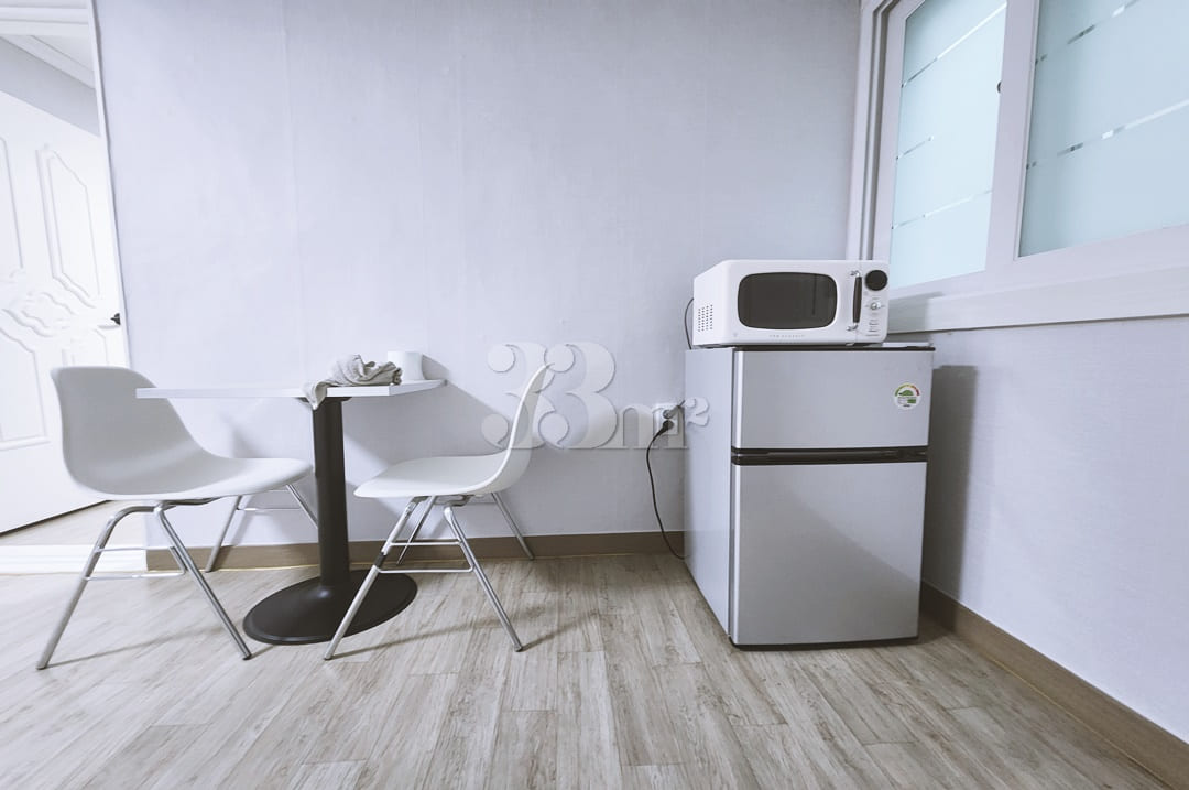 Fully furnished two-room unit, 5 minutes from 9th image