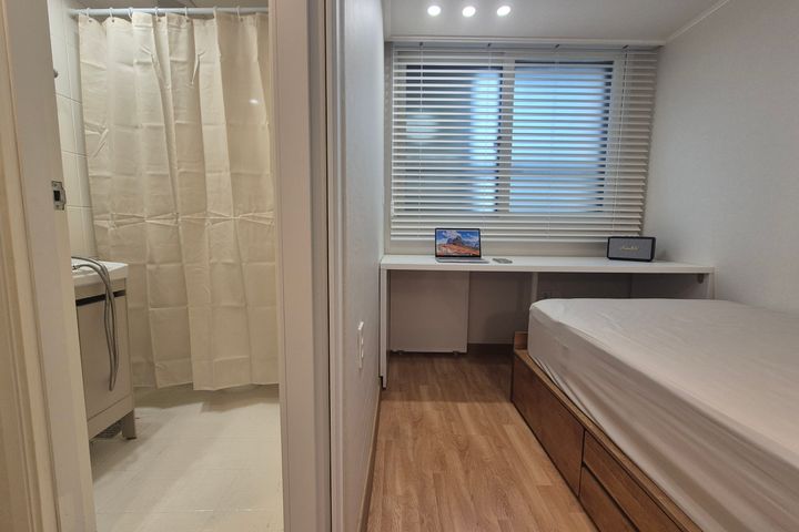 Fully furnished, renovated, 5th floor with el 4th image