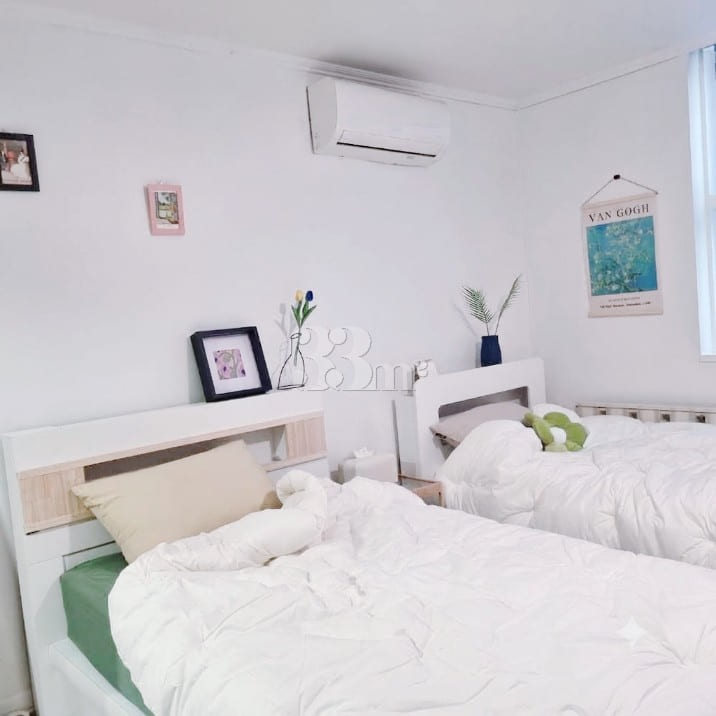 Great location in Sinchon; spacious room. 1th image