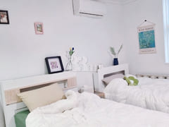 Great location in Sinchon; spacious room. 1th image