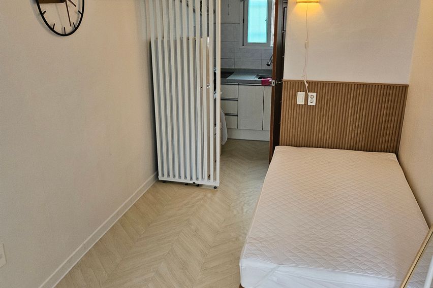 Moon 1번째 이미지