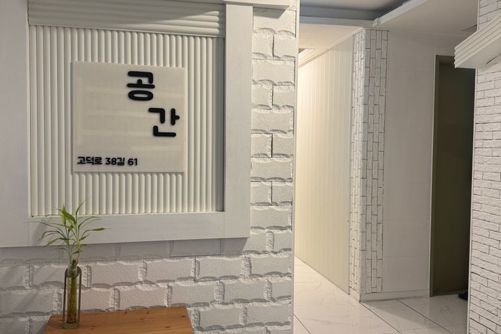 Mini-room with an exterior window and good ve 11th image