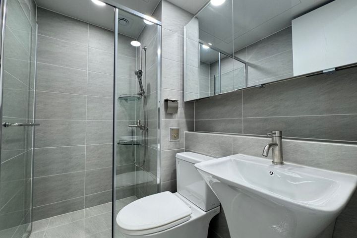 Newly remodeled, fully furnished, 3 rooms 14th image