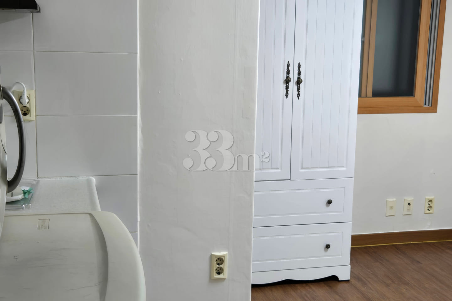 Room 102 6th image