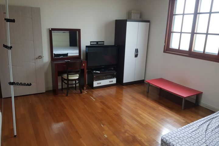 Large room, individual cooking and laundry fa 1th image