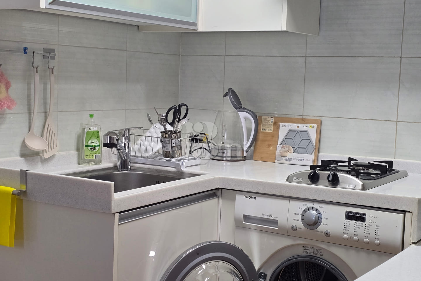 Spacious room (sleeps 3) > 1 minute to the te 9th image