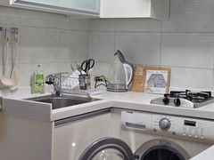 Spacious Room (Sleeps 3) > 1 Minute from Term 9th image