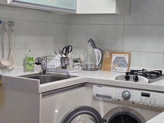 Spacious room (sleeps 3) > 1 minute to the te 9th image