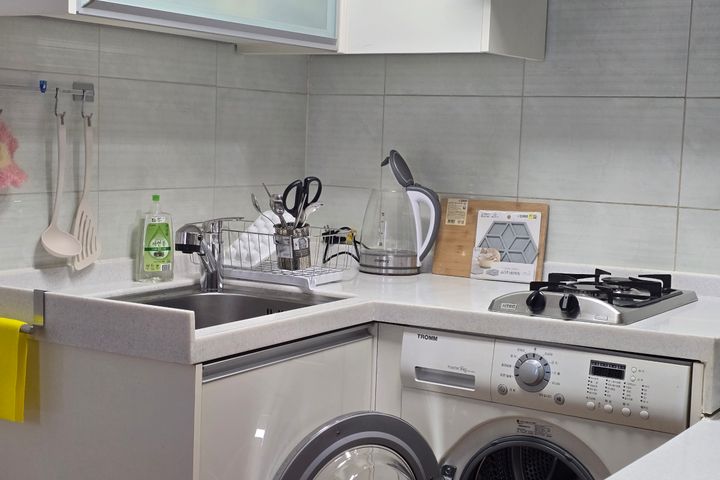 Spacious Room (Sleeps 3) > 1 Minute from Term 9th image