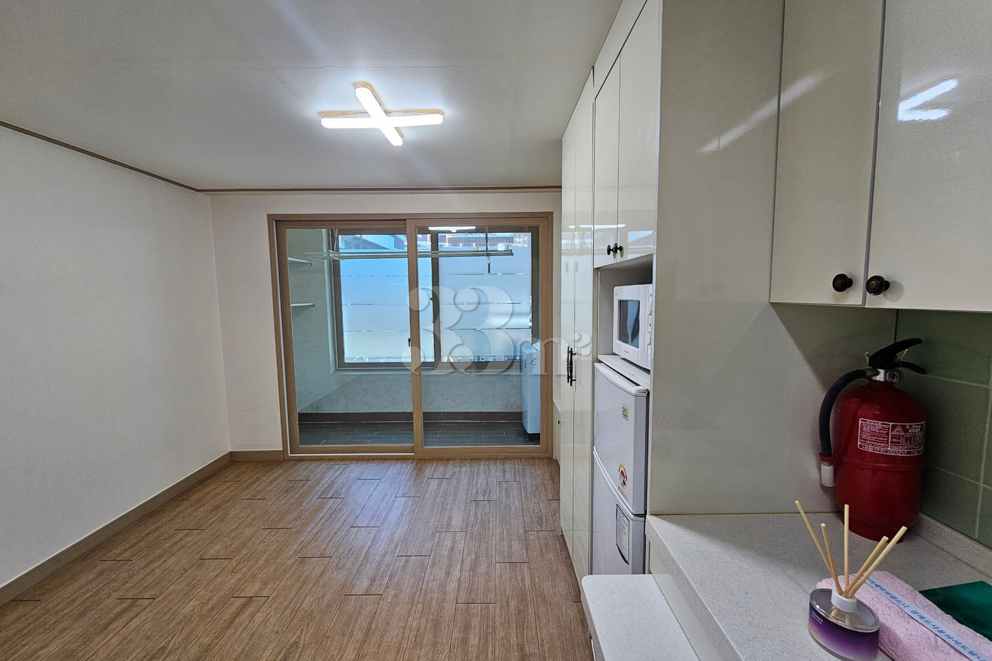 Studio Apartment 402 3th image