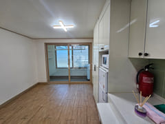 Studio Apartment 402 3th image