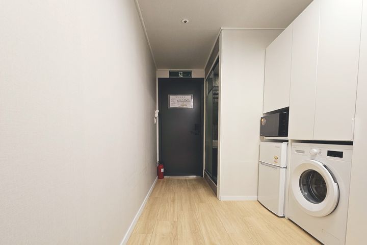 New Luxury Fully Furnished Unit 404 1th image