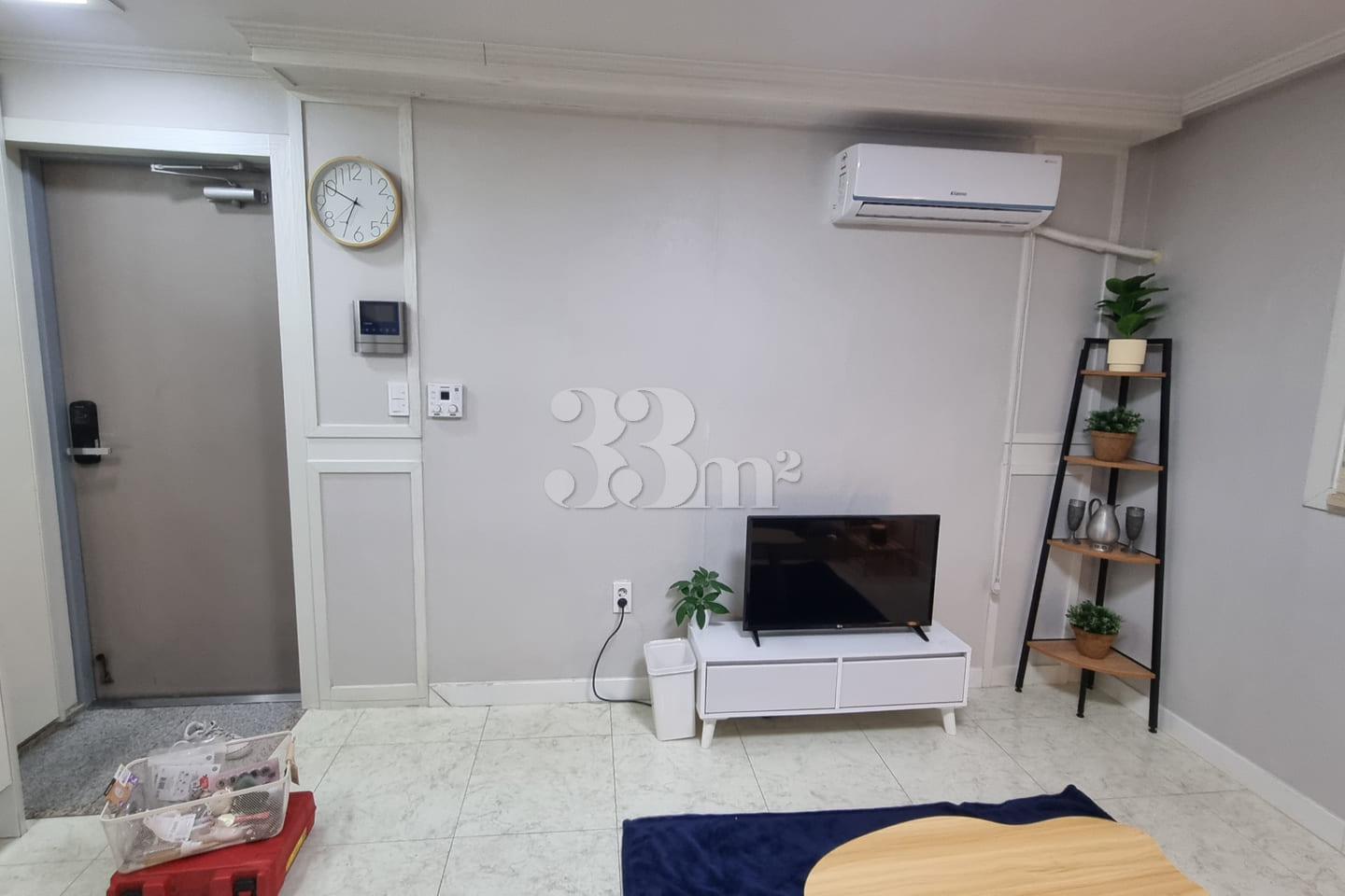 It is a neat, newly built room. 6th image