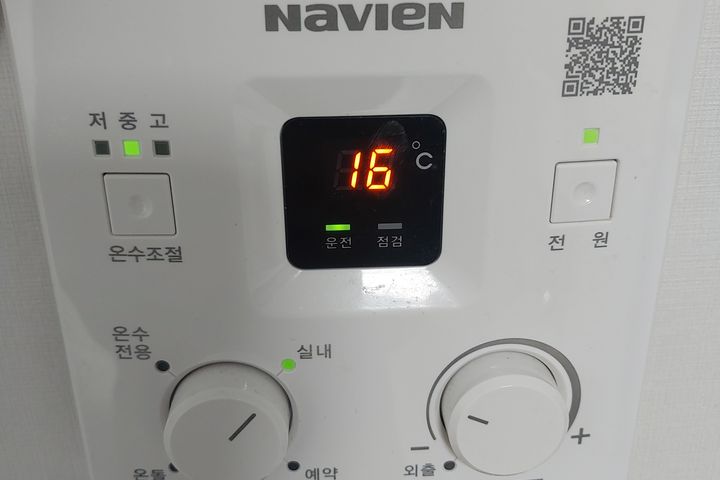 Newly built studio apartment within walking d 1th image
