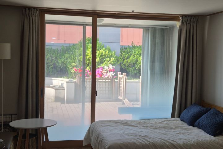 5 minutes from Gasan Station. Room with a ter 2th image