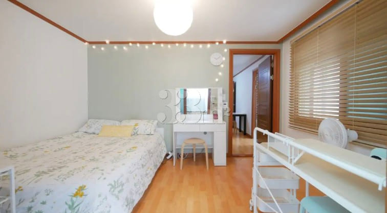 Studio with separate kitchen, 1 minute from S 13th image