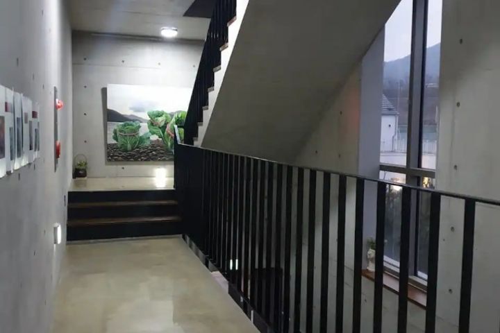 A room with a beautiful view and floor-to-cei 7th image