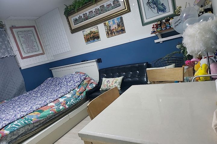 Blue Two-room apartment, available for 4-5 pe 0th image