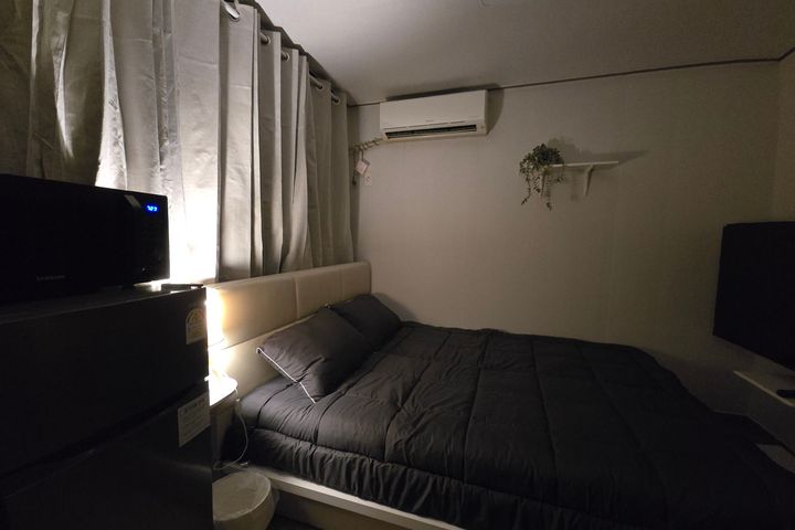 Cozy Room 1 7th image