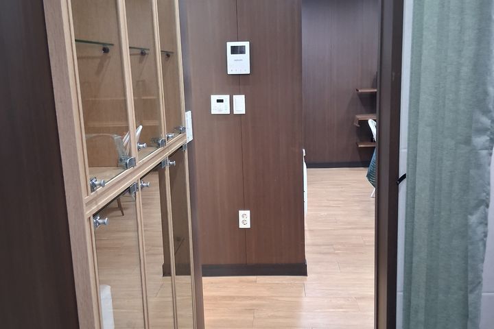 Japanese micro-home with easy parking 13th image