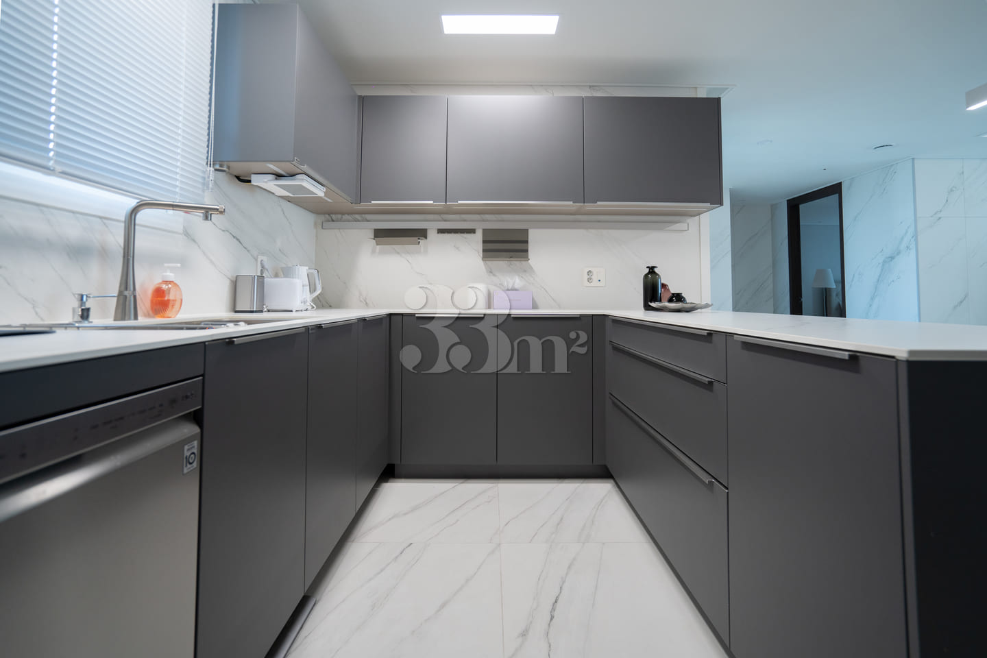 Stylish 4-bedroom apartment in Seocho 6th image