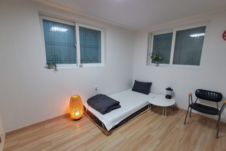 Spacious and clean room 5th image