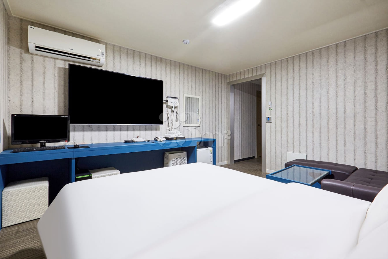 Suwon's Best Accommodation with a Whirlpool B 0th image