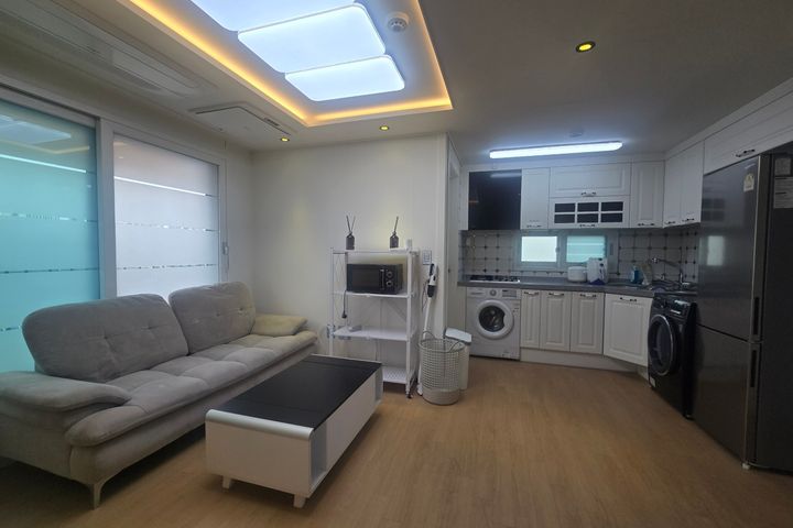 Clean Gaebong-dong unit with a small terrace 5th image