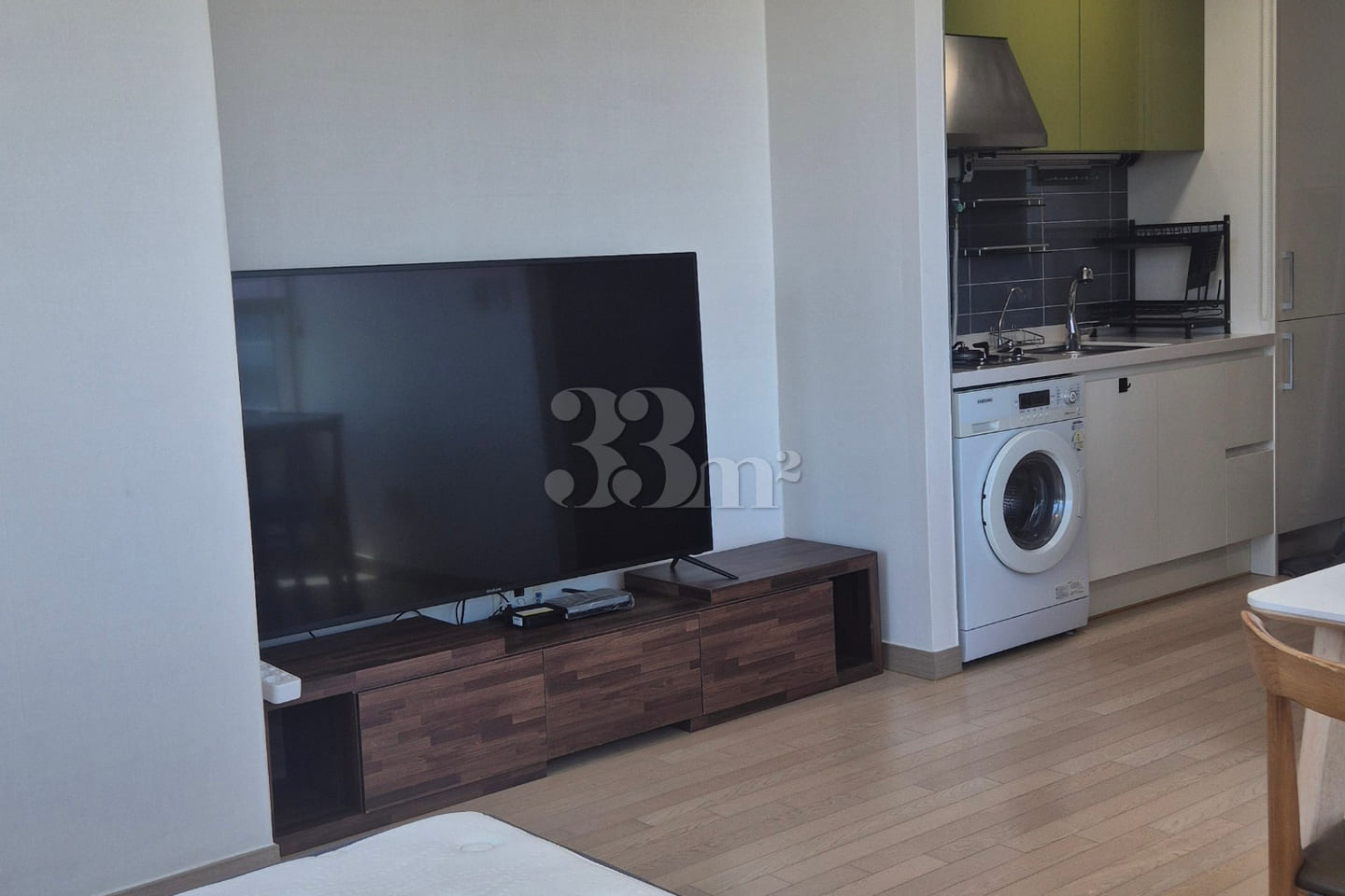 A month-long stay in a spacious house with an 6th image