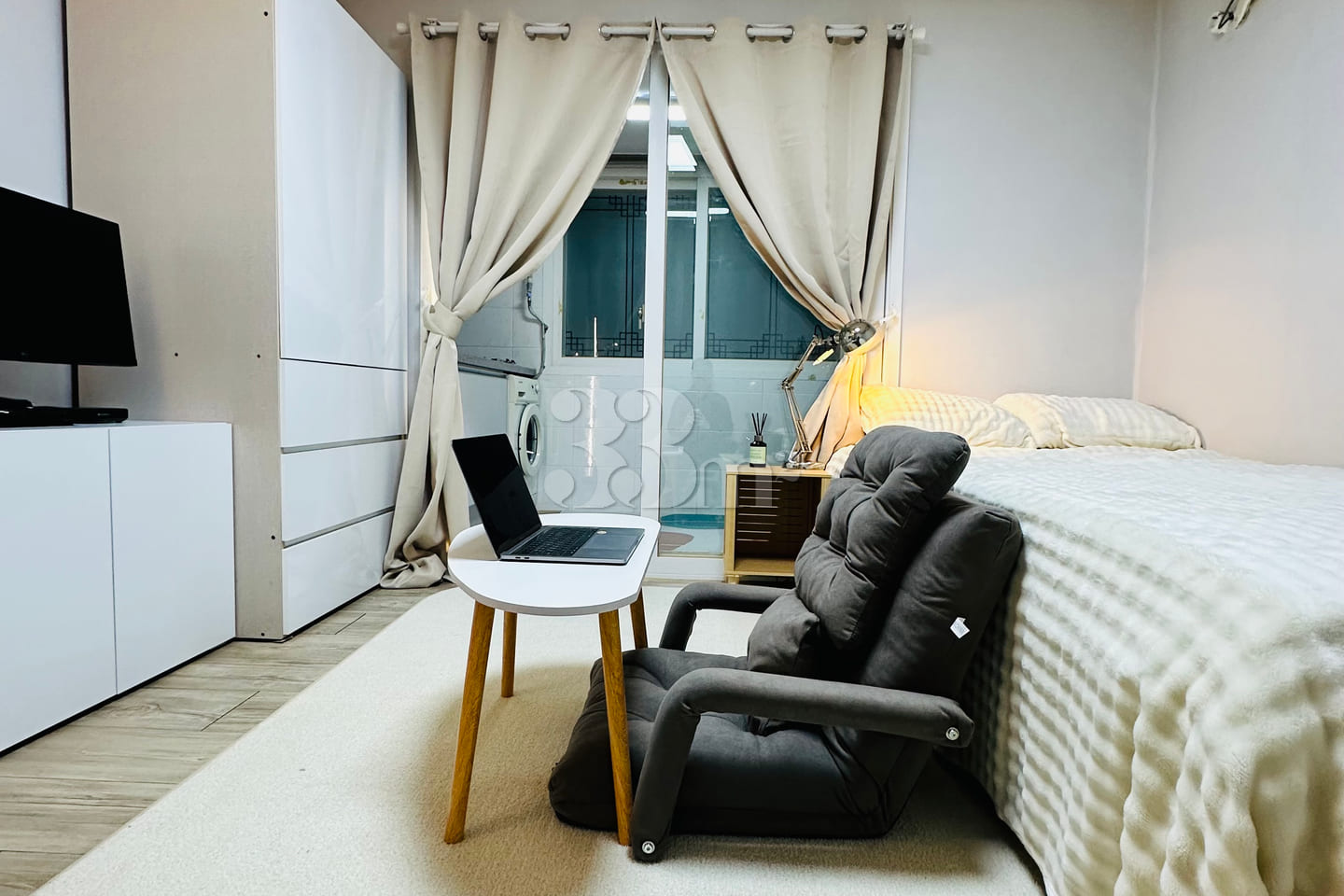 Women-only, fully furnished apartment near th 0th image