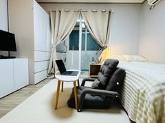 Women-only, fully furnished apartment near th 0th image