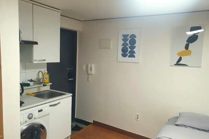 Room 203 8th image