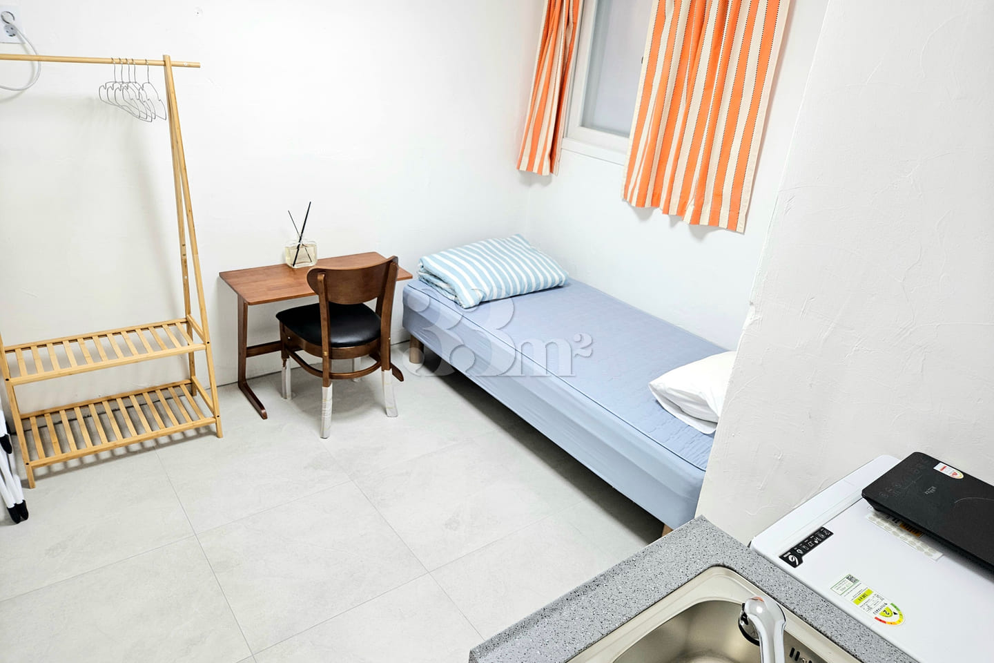 Clean studio apartment in a triple station ar 10th image