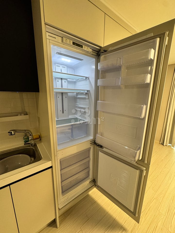 Fully furnished unit right in front of the Se 14th image