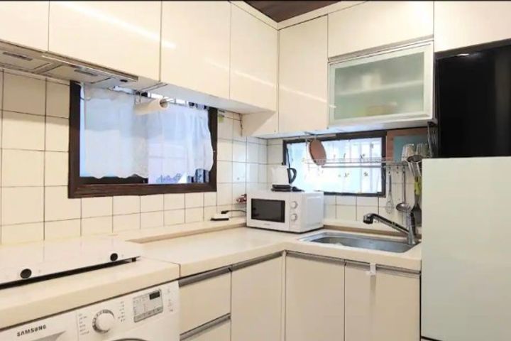 Two-bedroom apartment, 5-minute walk from Ewh 10th image