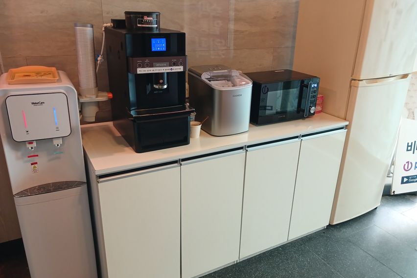 Motel bed room 4th image