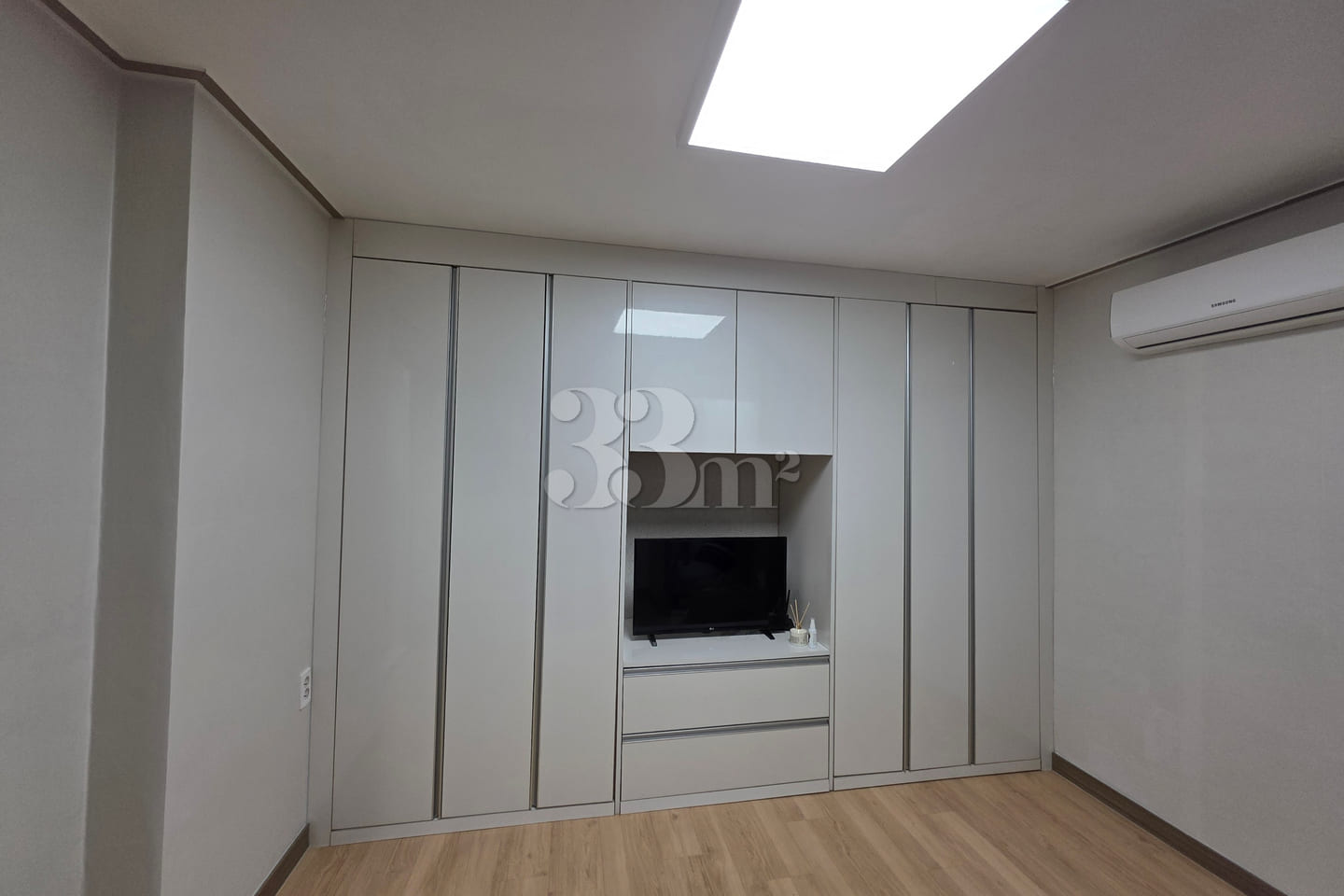 Refurbished studio apartment 2th image